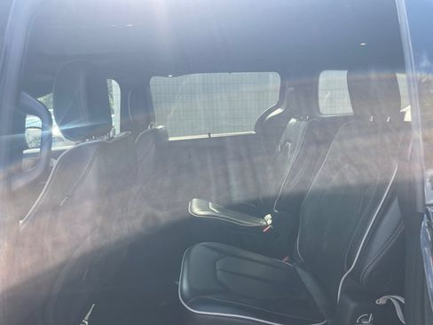 Used 2025 Chrysler Pacifica Limited FWD image 12