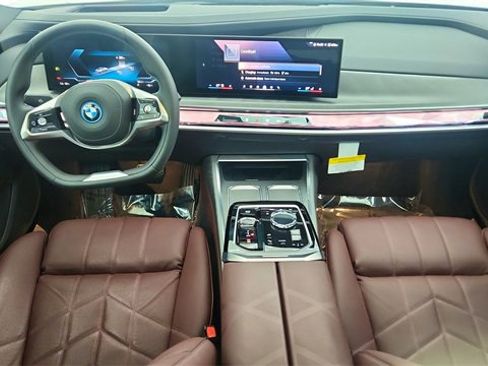 Used 2025 BMW i7 eDrive50 image 21