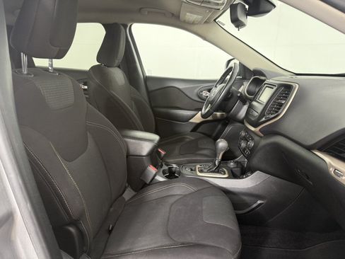 Used 2017 Jeep Cherokee Latitude AWD/4WD image 10