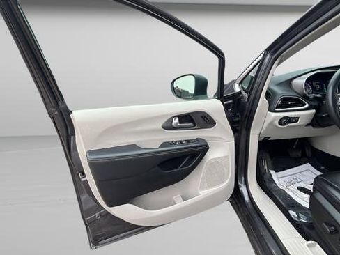 Used 2023 Chrysler Pacifica Touring-L FWD image 9