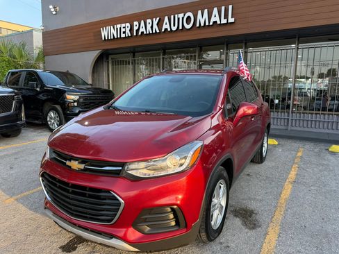 Used 2019 Chevrolet Trax LT w/ LT Convenience Package FWD image 1