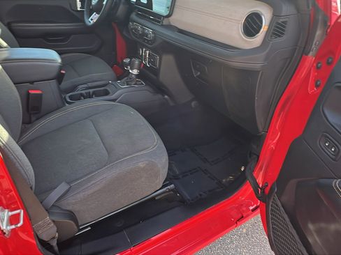 Used 2025 Jeep Wrangler Sahara image 19