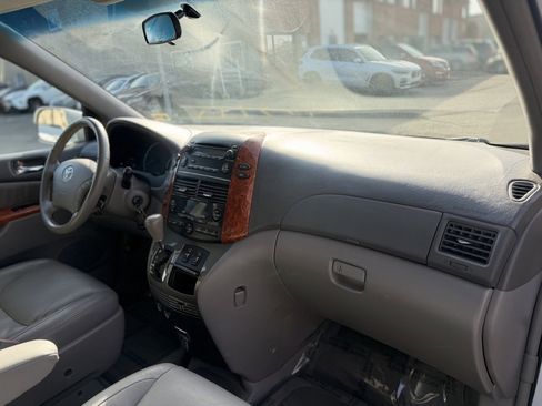 Used 2009 Toyota Sienna XLE image 10
