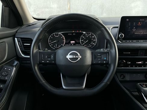 Used 2025 Nissan Rogue SV image 32