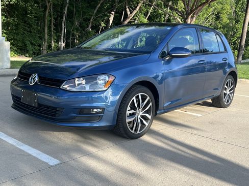 Used 2017 Volkswagen Golf 4-Door FWD image 5