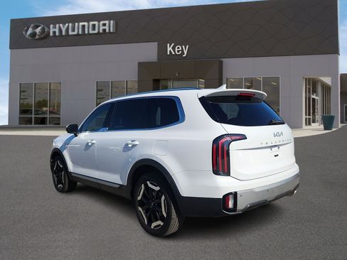 Used 2023 Kia Telluride EX w/ EX Captain's Chair Package AWD/4WD image 5