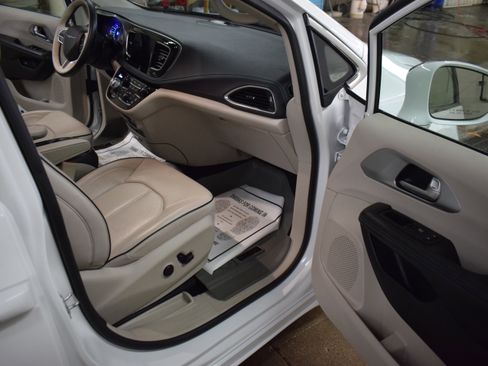 Used 2017 Chrysler Pacifica Platinum image 5