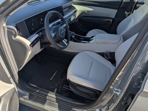 Used 2025 Hyundai Tucson SE image 9