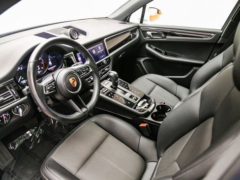 Certified 2024 Porsche Macan AWD/4WD image 4
