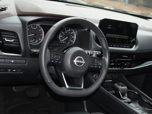 Used 2023 Nissan Rogue SL w/ SL Premium Package FWD image 9