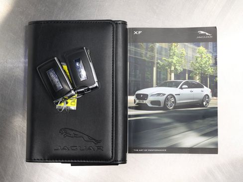 Used 2022 Jaguar XF R-Dynamic SE image 5