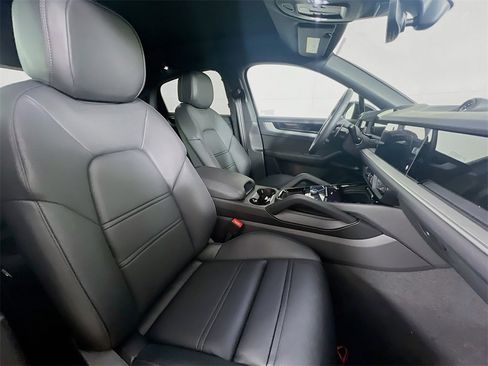 New 2026 Porsche Cayenne Base image 30