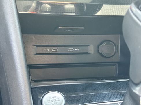 Certified 2025 Volkswagen Taos SE w/ Panoramic Sunroof Package FWD image 38