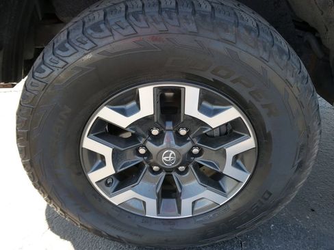 Used 2019 Toyota Tacoma TRD Off-Road w/ Technology Package AWD/4WD image 10