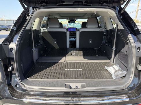 New 2026 Toyota Highlander Platinum AWD/4WD image 4