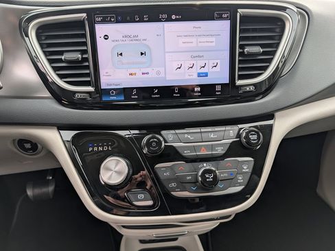 Used 2023 Chrysler Pacifica Touring-L FWD image 23