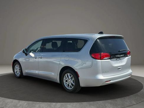 Used 2022 Chrysler Voyager LX FWD image 4
