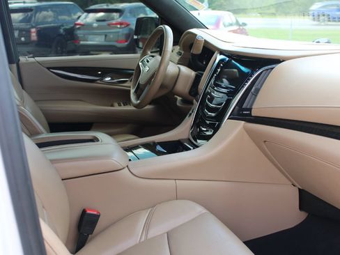 Used 2020 Cadillac Escalade Platinum RWD image 16