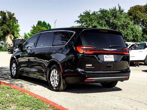 New 2026 Chrysler Pacifica Select image 5