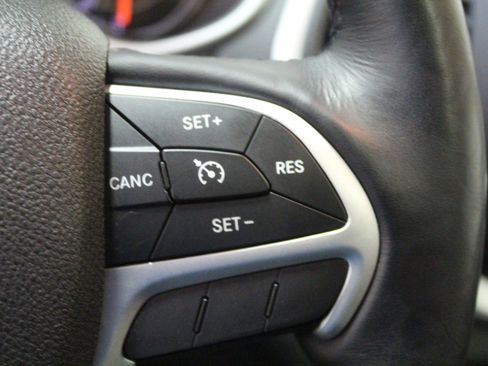 Used 2016 Jeep Cherokee Trailhawk w/ Comfort/Convenience Group image 10