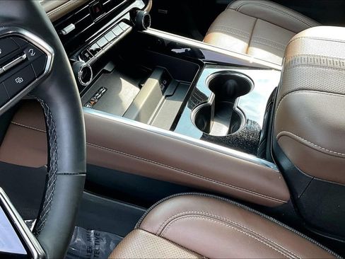 Used 2025 Chevrolet Tahoe High Country AWD/4WD image 19