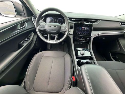 Used 2023 Jeep Grand Cherokee Laredo w/ Luxury Tech Group I AWD/4WD image 15