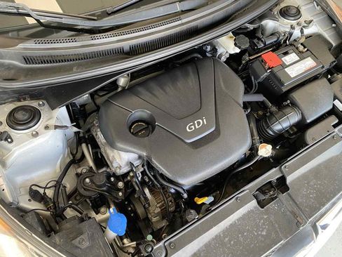 Used 2013 Hyundai Veloster w/ Style Pkg image 28