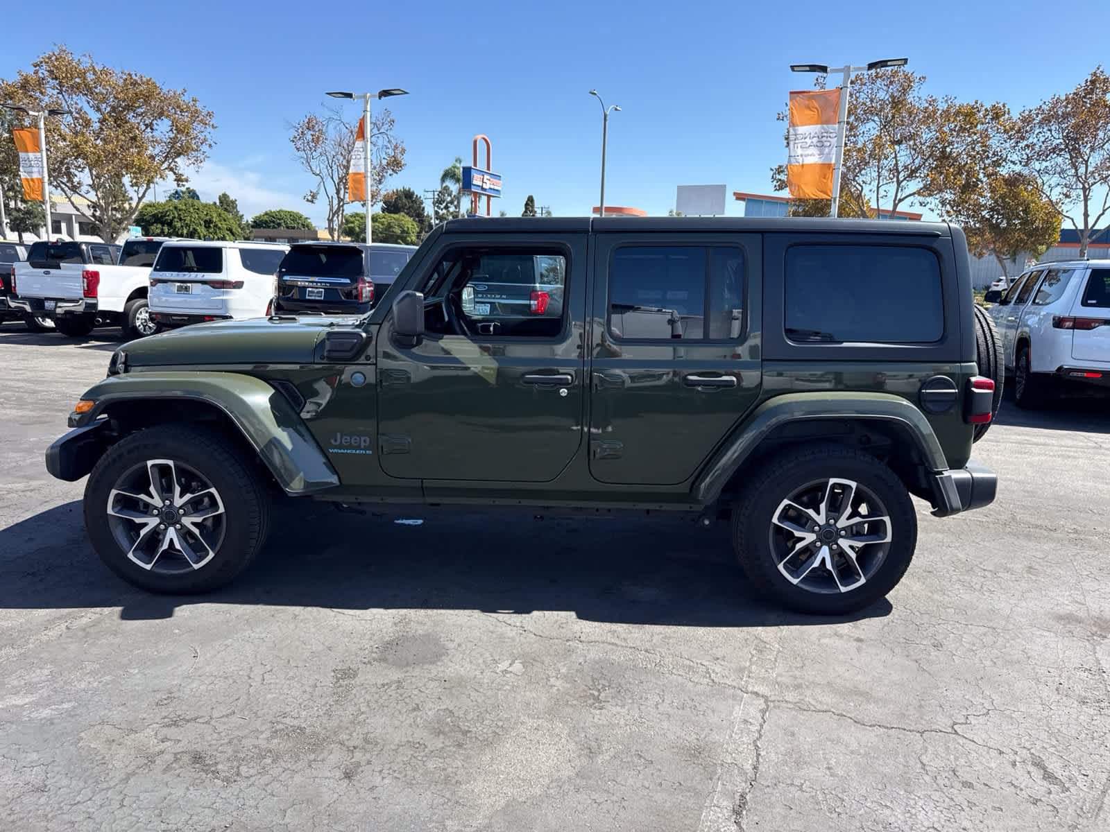Used 2024 Jeep Wrangler Unlimited w/ Convenience Group AWD/4WD image 22