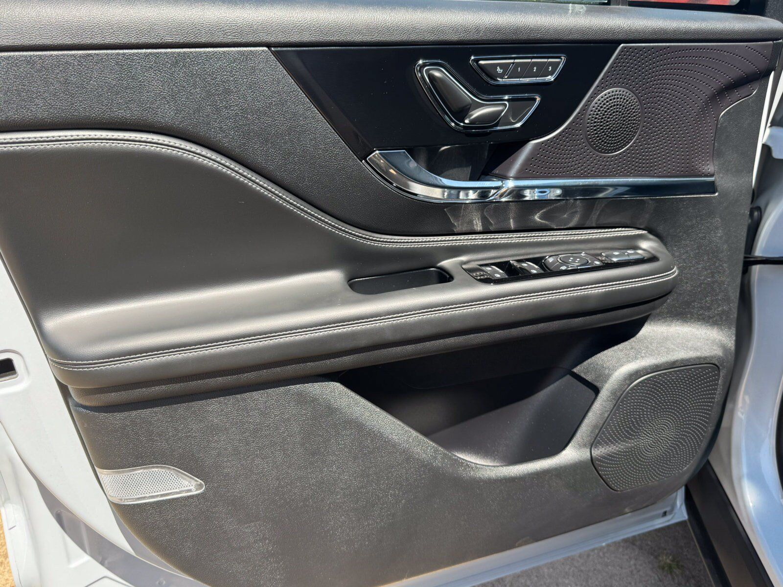 Used 2025 Lincoln Corsair FWD image 10