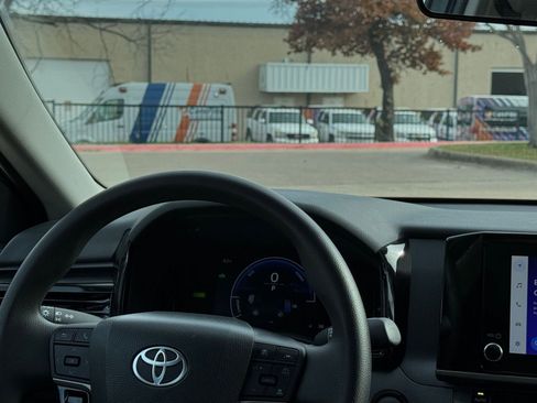 Used 2025 Toyota Camry LE image 35