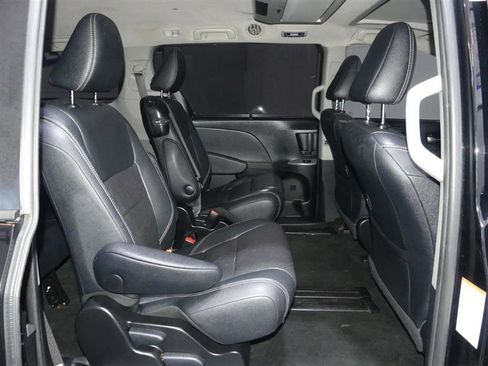 Used 2017 Toyota Sienna SE Premium image 26