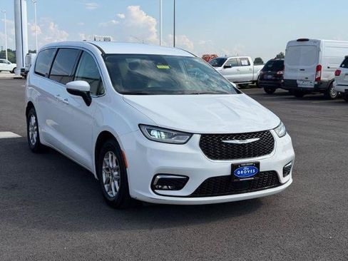 Used 2023 Chrysler Pacifica Touring-L FWD image 3