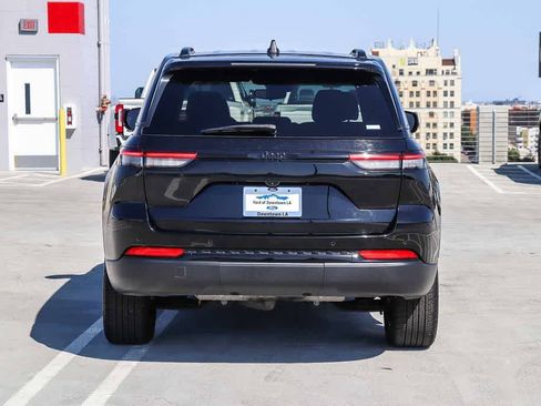 Used 2023 Jeep Grand Cherokee Altitude RWD image 5