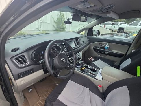 Used 2019 Kia Sedona LX image 12