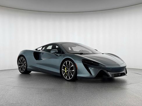 Used 2023 McLaren Artura image 8