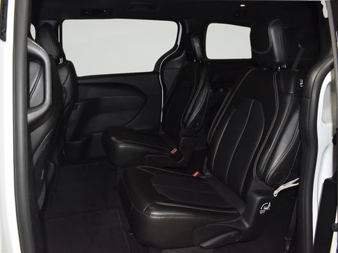 Certified 2025 Chrysler Pacifica Select FWD image 18