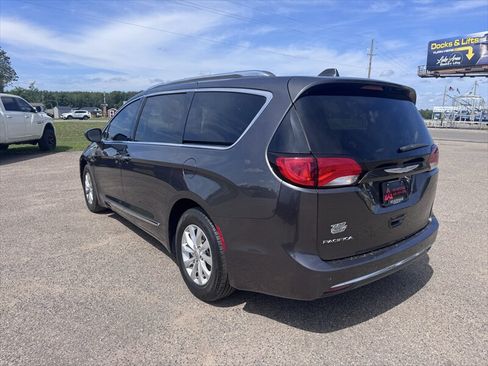 Used 2018 Chrysler Pacifica Touring-L FWD image 4