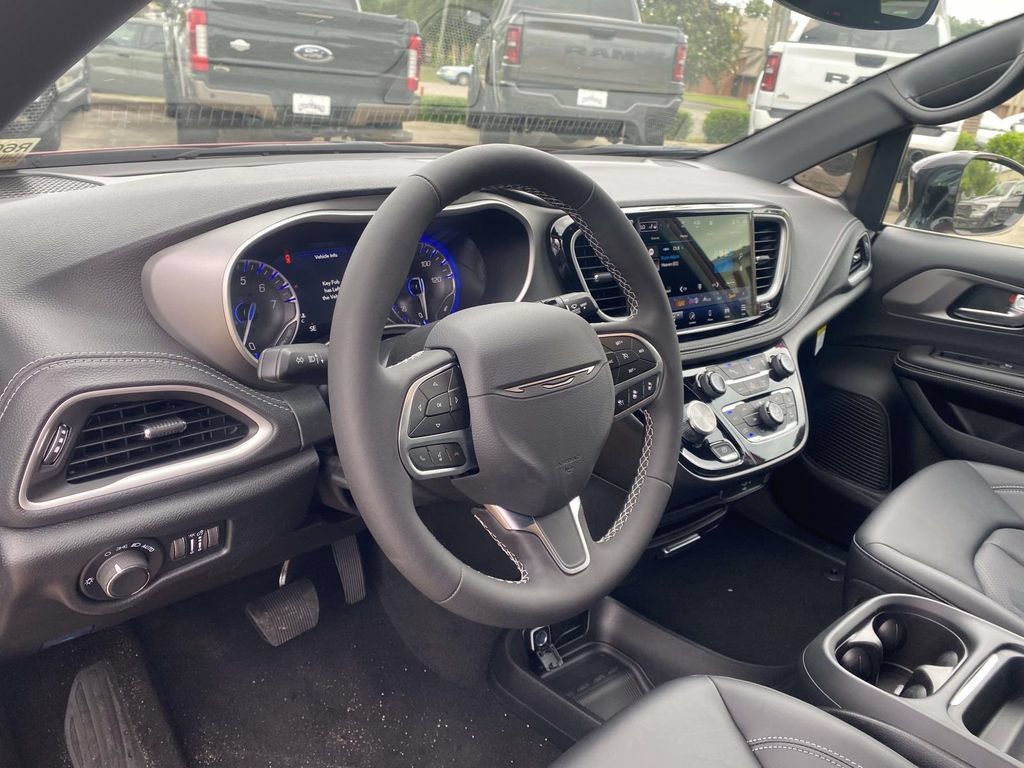New 2027 Chrysler Pacifica Select FWD image 45