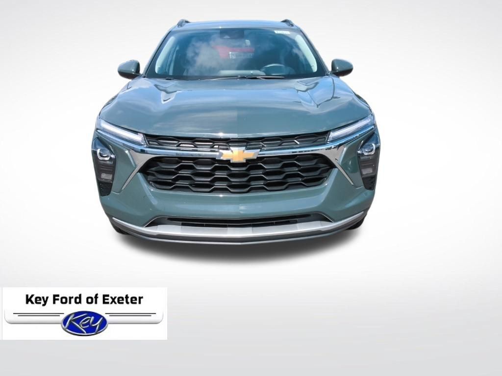 Used 2025 Chevrolet Trax LT FWD image 3