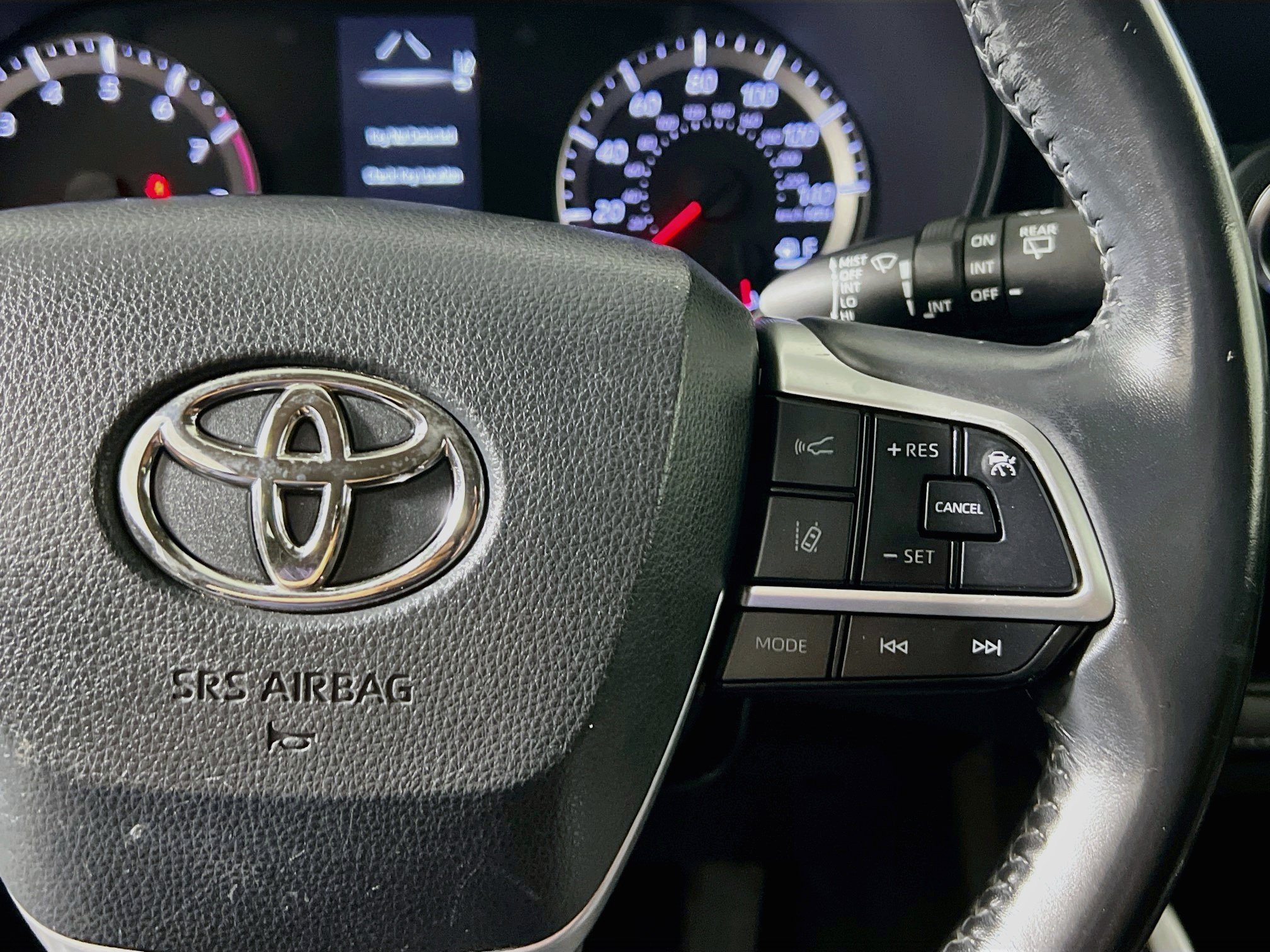 Used 2022 Toyota Highlander LE AWD/4WD image 19