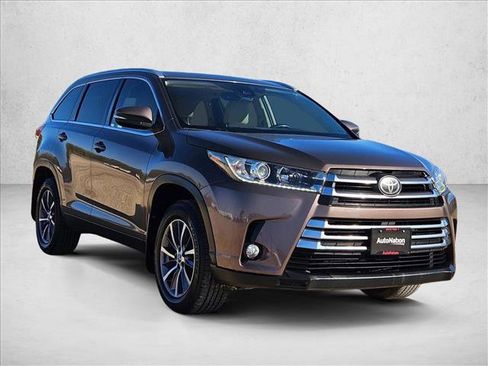 Used 2019 Toyota Highlander XLE image 3