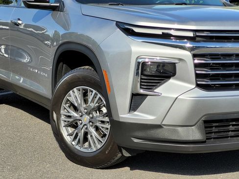 Used 2024 Chevrolet Traverse LT FWD image 4
