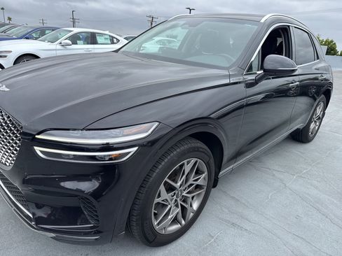 Used 2023 Genesis GV70 2.5T w/ Select Package AWD/4WD image 2
