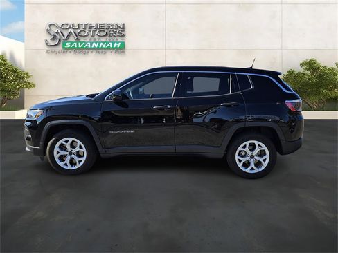 Used 2025 Jeep Compass Sport image 2