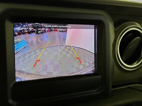 Used 2018 Jeep Wrangler Unlimited Sahara w/ Cold Weather Group image 15