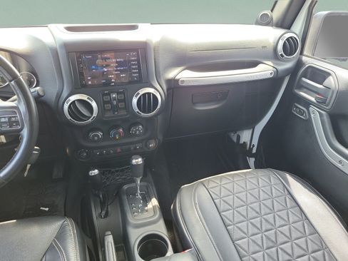 Used 2014 Jeep Wrangler Unlimited Rubicon w/ Connectivity Group AWD/4WD image 16