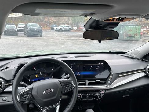 Used 2025 Chevrolet Trax ACTIV w/ Driver Confidence Package image 25