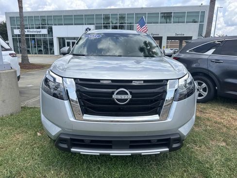 Used 2025 Nissan Pathfinder SL w/ Lighting Package (N92) FWD image 2