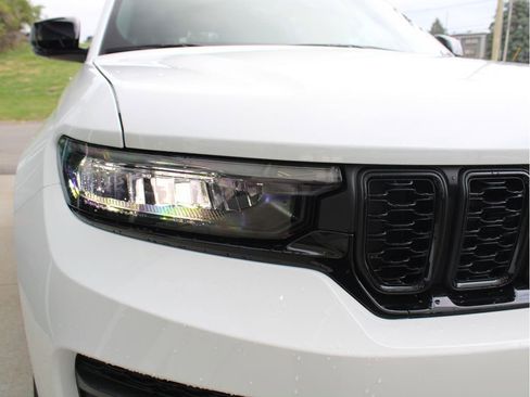 New 2025 Jeep Grand Cherokee Altitude image 33