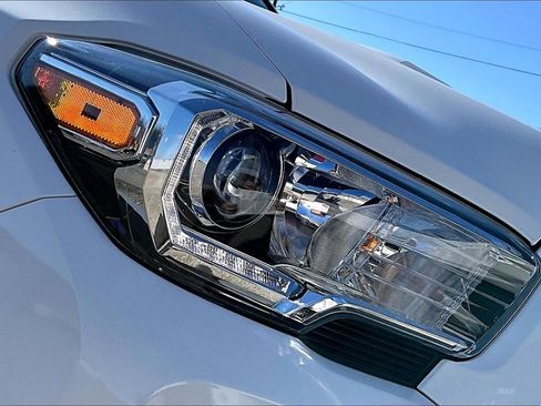 Used 2022 Toyota Tacoma TRD Sport w/ Technology Package image 30